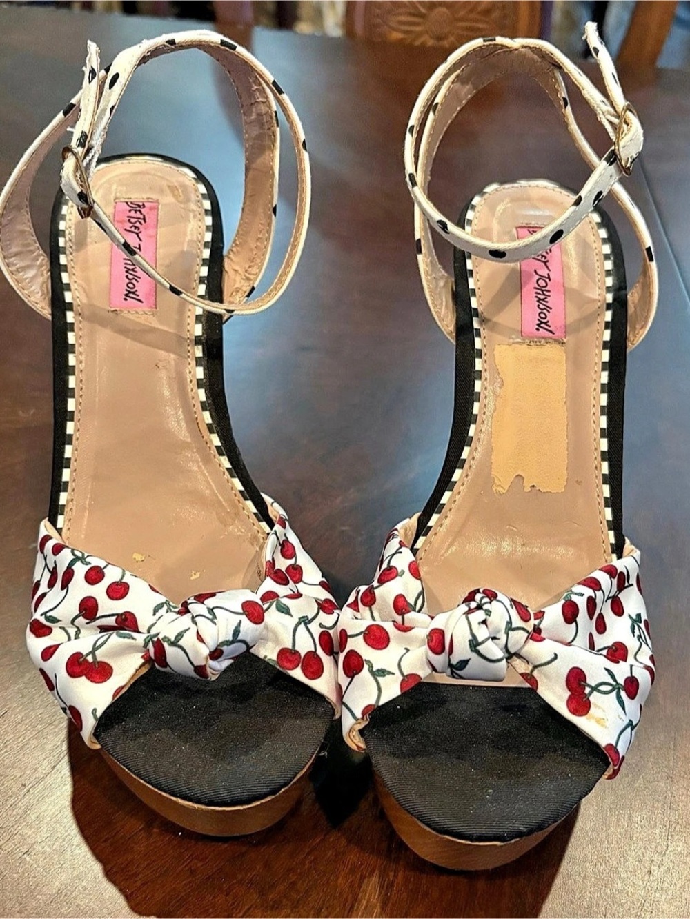 Betsey Johnson Vintage Y2K Cherry Print Bow Platform Sandals Size 7.5🍒